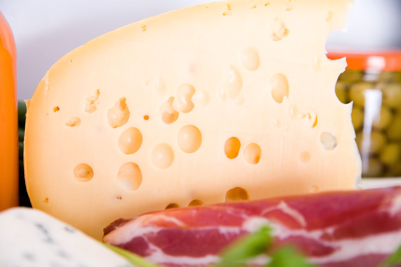 Zanim włożysz ser do lodówki, wykonaj 1 rzecz. Dzięki temu nie będzie twardy i zeschnięty