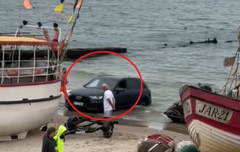 Wjechał samochodem na plażę. Ujęcie znad Bałtyku