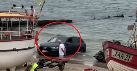 Wjechał samochodem na plażę. Ujęcie znad Bałtyku