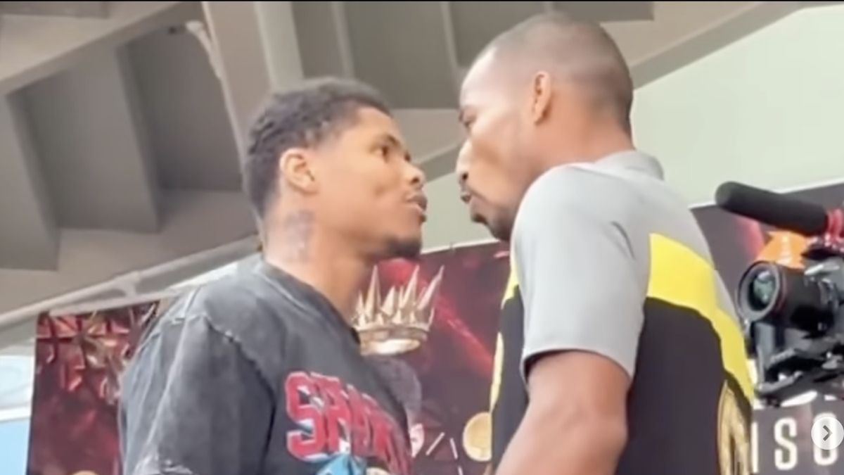 Shakur Stevenson (z lewej) stracił dwa pasy mistrzowskie