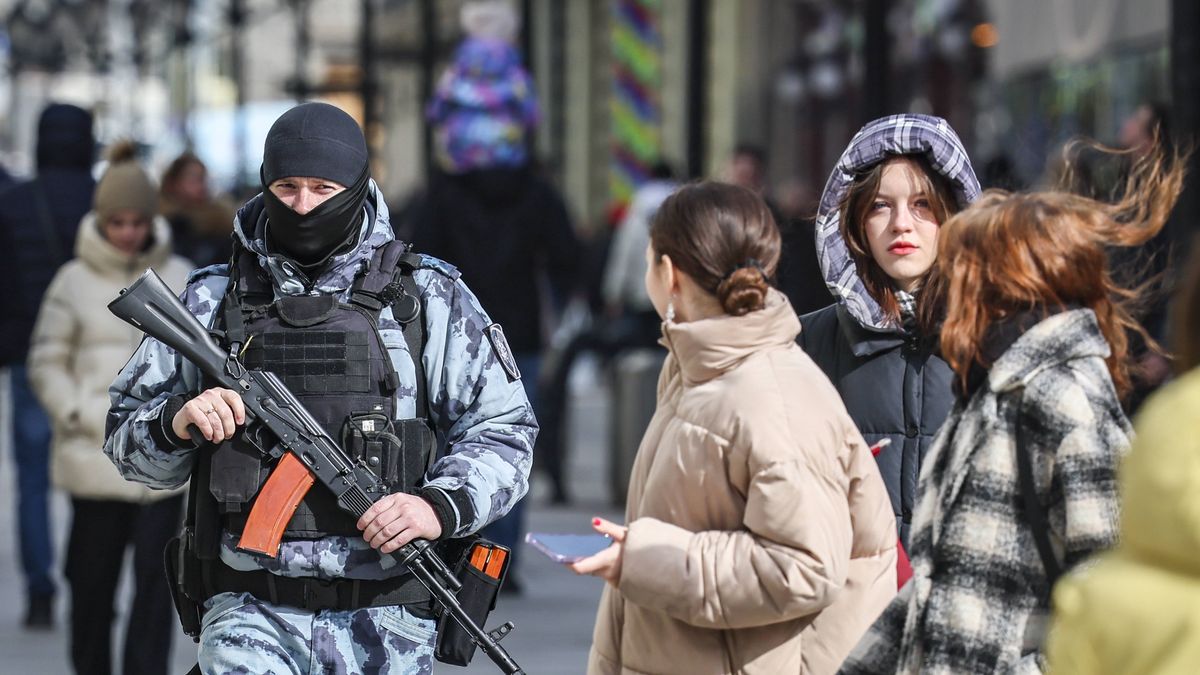 Uzbrojony milicjant na ulicach Moskwy