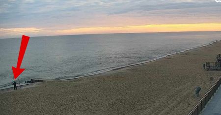 5:47 na plaży w Sarbinowie. Był praktycznie sam. Ujęcie z kamery