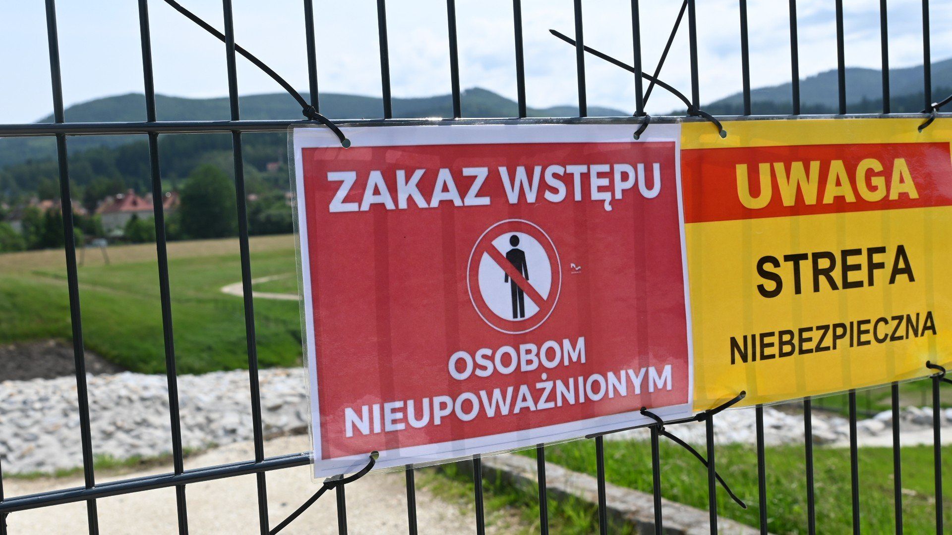 Oznakowanie z zakazem wstępu na tamę.