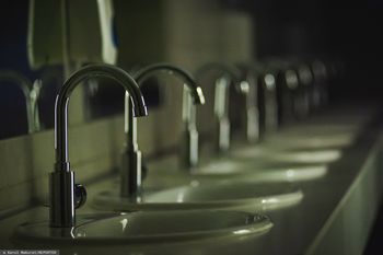 Z kranów płynie zielona ciecz. Mieszkańcy Lublina w szoku