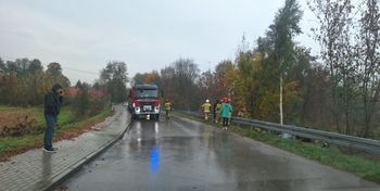 Mokra jezdnia zebrała żniwo. Akcja strażaków pod Pułtuskiem
