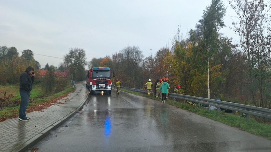 Strażacy z JRG Pułtusk i OSP Pokrzywnica podczas akcji po wypadku drogowym