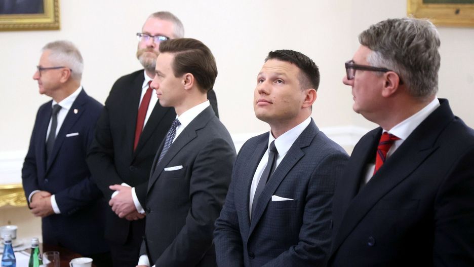 Konsultacje ws. nowego rz?du w Pa?acu Prezydenckim
Fot. Wojciech Olkusnik/East News, Warszawa, 25.10.2023. Konsultacje komitetow wyborczych w Palacu Prezydenckim, po wyborach parlamentarnych. Spotkanie prezydenta z liderami Konfederacji.
N/z: Grazyna Ignaczak-Bandych, Andrzej Duda, Marcin Mastalerek, Wojciech Kolarski, Wlodzimierz Skalik , Grzegorz Braun, Krzysztof Bosak, Slawomir Mentzen, Przemyslaw Wipler
Wojciech Olkusnik