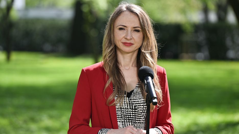 Warszawa, 09.04.2024. Minister rodziny, pracy i polityki społecznej Agnieszka Dziemianowicz-Bąk podczas konferencji prasowej po posiedzeniu rządu przed siedzibą KPRM w Warszawie, 9 bm. Rząd przyjął projekt ustawy o wspieraniu rodziców w aktywności zawodowej oraz w wychowaniu małego dziecka "Aktywny rodzic". (jm) PAP/Radek Pietruszka