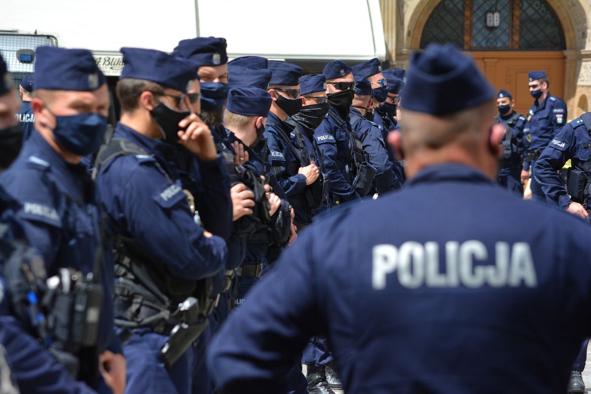 Policjanci na L4. Trwa walka o wyższe wynagrodzenia. "Wśród funkcjonariuszy wrze"