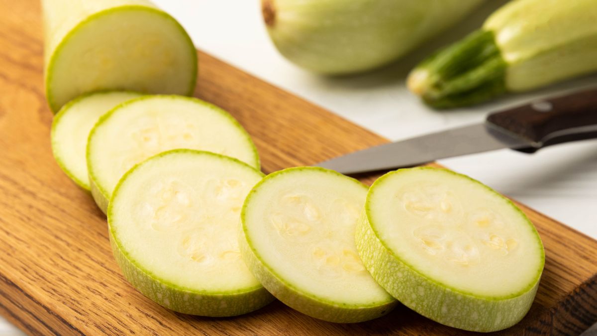 Plasterki cukinii – na patelnię czy do sałatki?