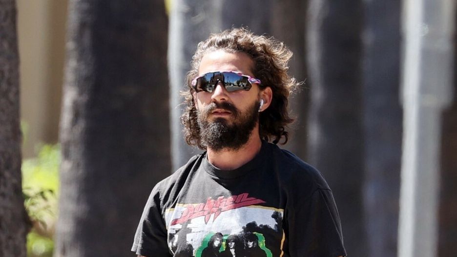 Shia LaBeouf podczas przejażdżki rowerem