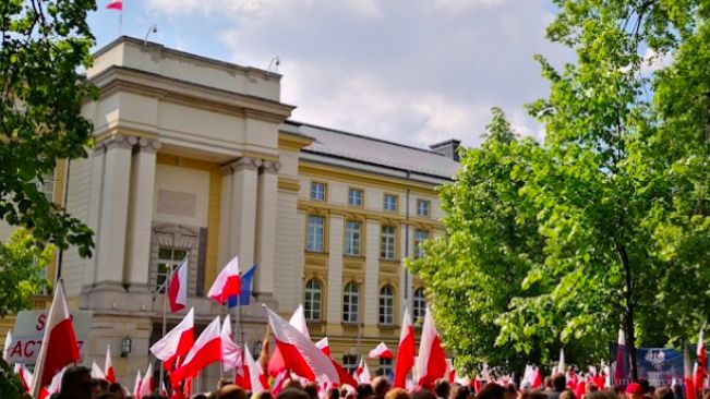 Warszawa. Solidarnościową manifestację na znak solidarności z Afgańczykami i Afgankami zorganizowali w piątek przed kancelarią premiera działacze partii Razem, Młodzi Razem i Wiosna. Chcą natychmiastowego wpuszczenia do Polski  kocujących na białoruskiej granicy uchodźców 