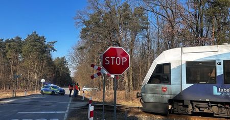 Kierowca zignorował znak STOP wjechał pod pędzący szynobus. Ruch pociągów został czasowo wstrzymany