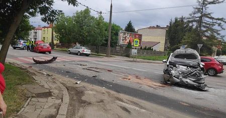 Duże utrudnienia w ruchu po wypadku na ul. Kunickiego. Dwie osoby trafiły do szpitala