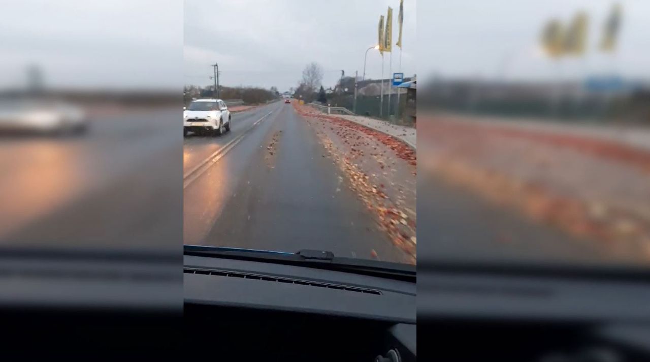 Droga zasypana. Jabłka były wszędzie