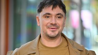 ZADBANY I UŚMIECHNIĘTY Daniel Martyniuk przed studiem TVN. Fotoreporterzy wykorzystali okazję [ZDJĘCIA]
