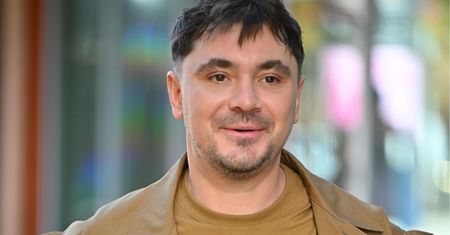 ZADBANY I UŚMIECHNIĘTY Daniel Martyniuk przed studiem TVN. Fotoreporterzy wykorzystali okazję [ZDJĘCIA]