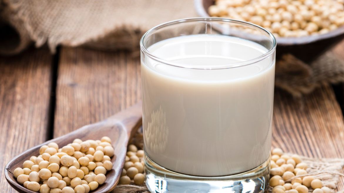 Mleko roślinne, ściślej mówiąc napój roślinny, to produkt, który wciąż zdobywa na popularności.