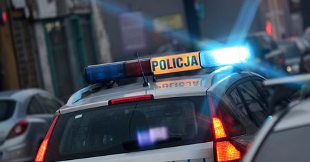 Dziecko połknęło bombkę choinkową. Błyskawiczna reakcja policjantów