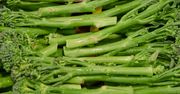 Nowe warzywo w polskich sklepach. Wygląda jak brokuł, a smakuje jak szparagi
