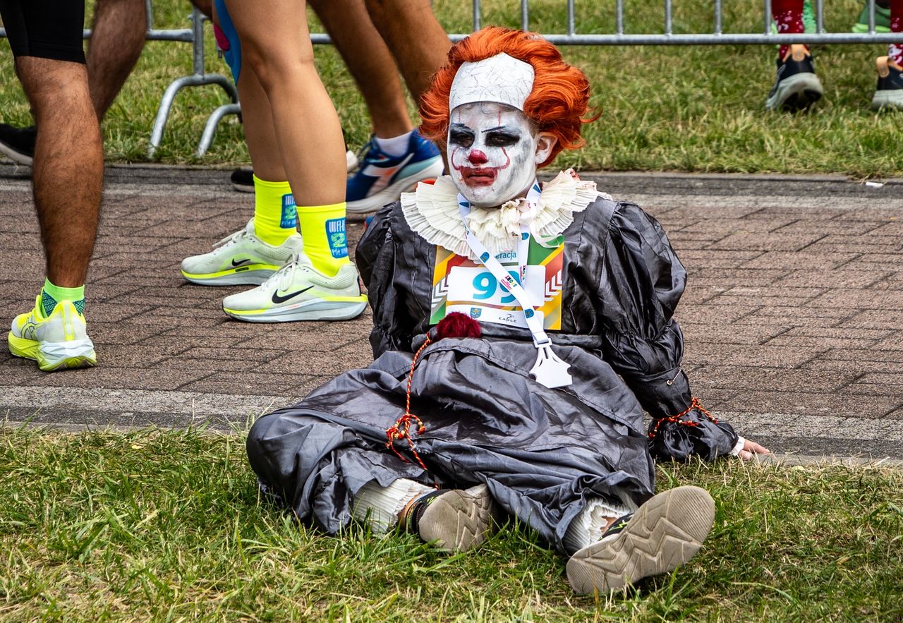 Bieg Filmowy w Wałczu – uczestnik przebrany za Pennywise