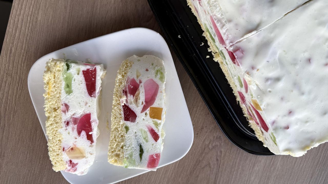 Ten przepis na ptasie mleczko z kolorowymi galaretkami przenosi w czasy PRL. Musisz go wypróbować