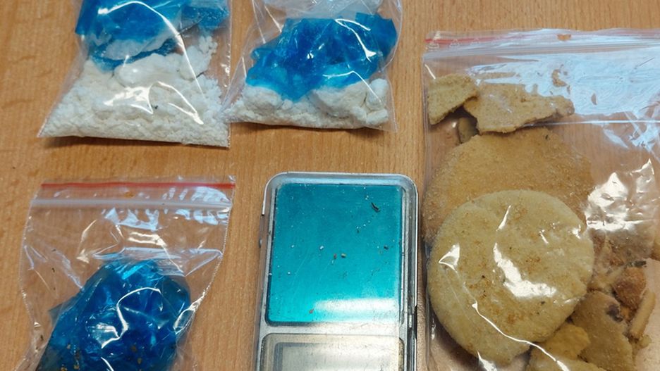 46-latek z Białej Podlaskiej trafił do aresztu. W mieszkaniu miał amfetaminę, marihuanę i „ciasteczka” z narkotykami