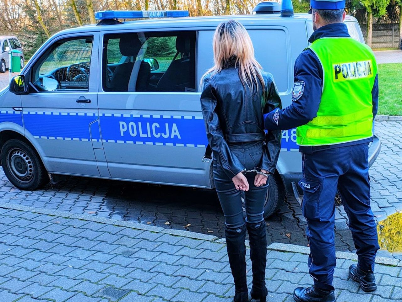 Radomsko: Pijana 22-latka kierowała volvo, w aucie były narkotyki. Jej znajomy sam zgłosił się na policję