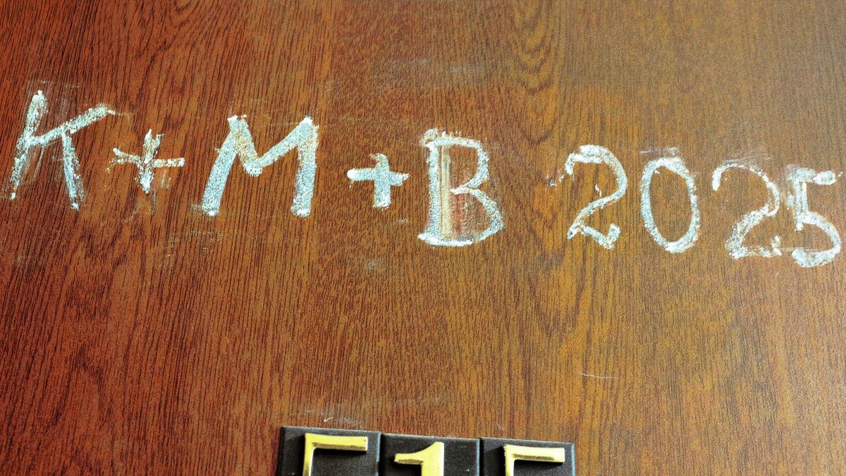 East News archiwumFot. Witold Jaroslaw Szulecki/East News, Warszawa, 06.01.2025.Napis kreda "K + M + B 2025" na drzwiach mieszkania.Witold Jaroslaw Szulecki