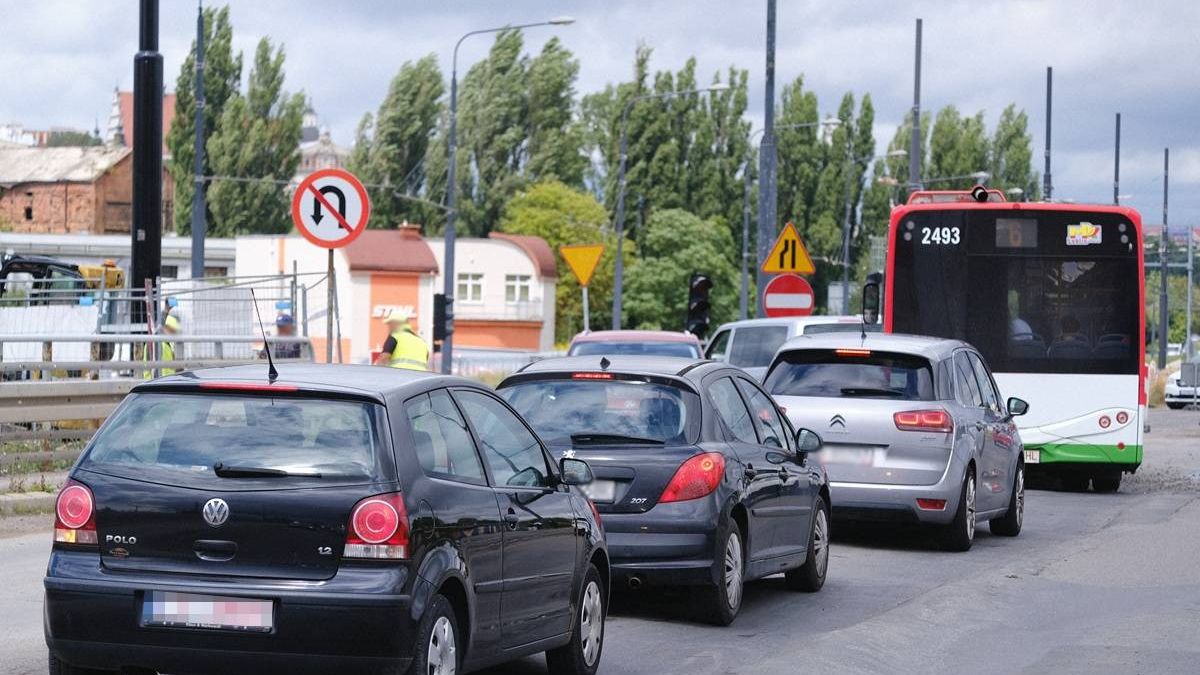 Auta jadące pod zakaz wjazdu (znak B-2) z al. Unii Lubelskiej w Zamojską