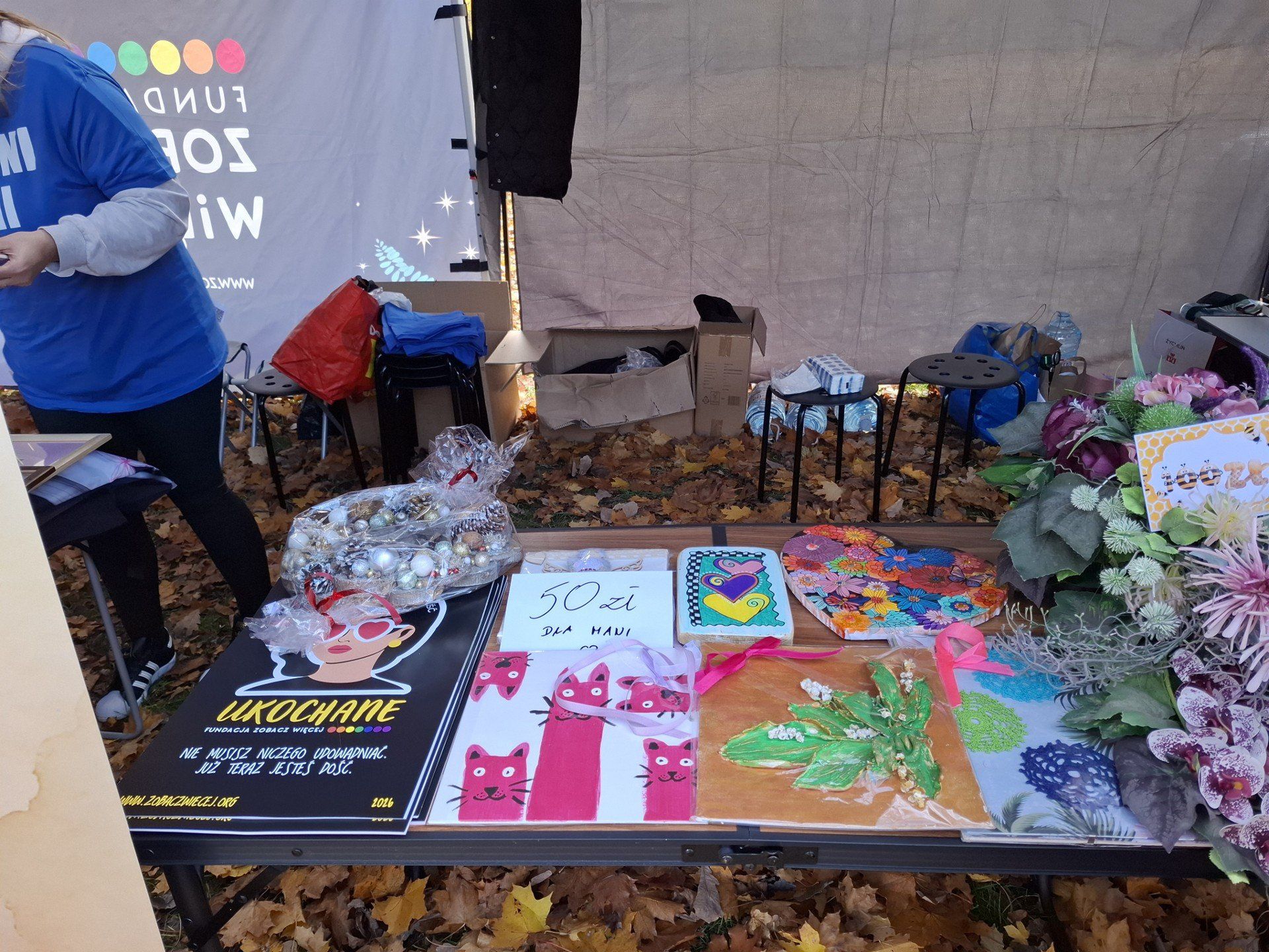 Trwa wielkie zbieranie kasztanów w parku miejskim. Zbierają mali i duzi