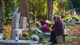 Znicze na silikon i fotopułapki. Rodziny chronią groby przed kradzieżą