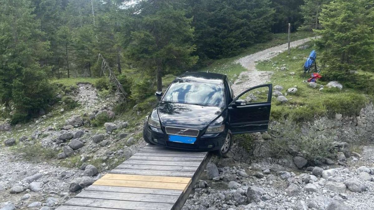 78-letni Polak utknął Volvo na kładce