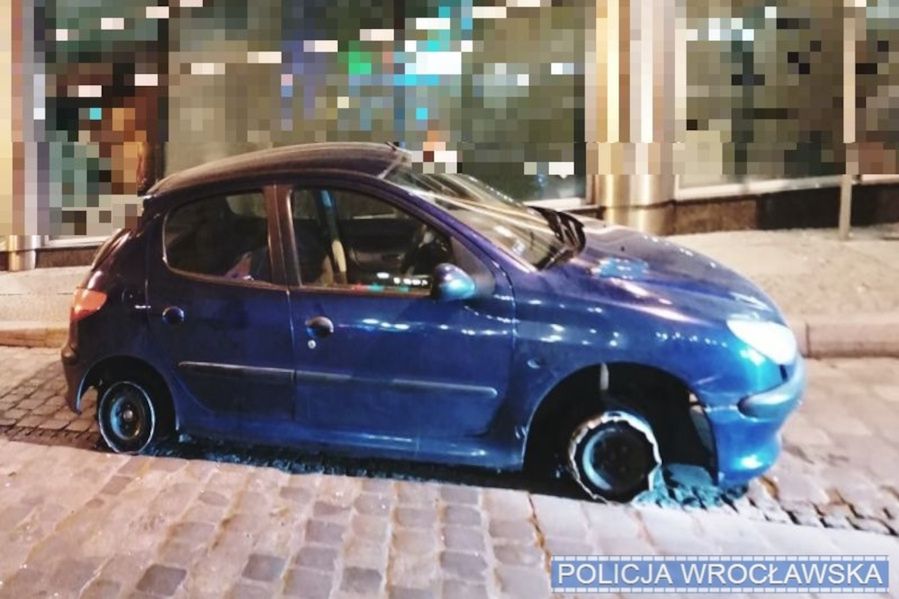 Wjechał peugeotem bez opon na wrocławski rynek. Policjanci szybko sięgnęli po alkomat