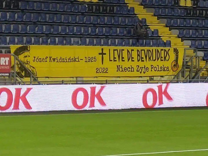 Józef Kwidziński cieszył się dużym szacunkiem nie tylko w Polsce. Po śmierci został upamiętniony przez kibiców klubu piłkarskiego NAC Breda.
