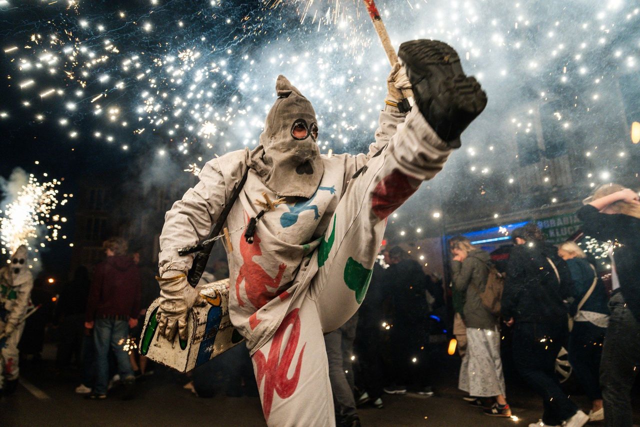 Hiszpańska parada na początek festiwalu FETA.  Gdańsk rozbłysnął feerią barw, huku fajerwerków i rytmem ulicznych bębnów! [ZOBACZ ZDJĘCIA]