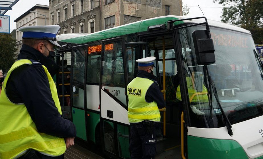 Mundurowi prowadzą kontrole w środkach komunikacji. Przede wszystkim sprawdza się liczbę pasażerów