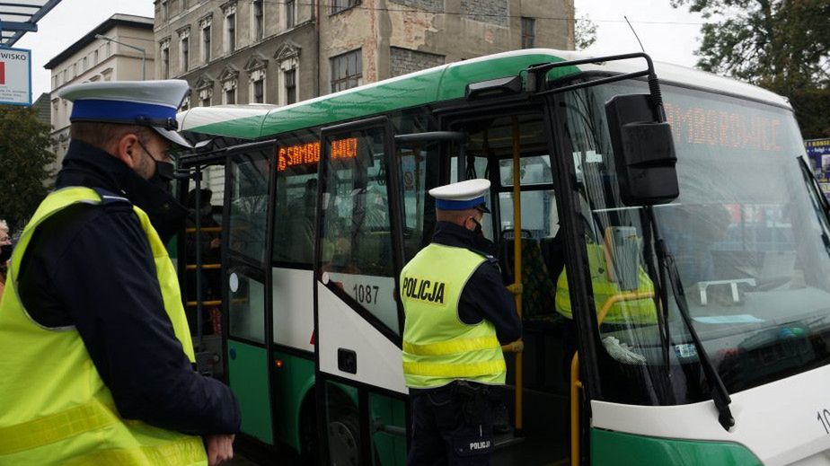 Mundurowi prowadzą kontrole w środkach komunikacji. Przede wszystkim sprawdza się liczbę pasażerów