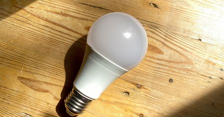 Co oznacza skrót LED na żarówkach? Mało kto o tym wie