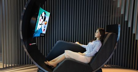 OLED-owy tron - LG spełnia marzenie kanapowca