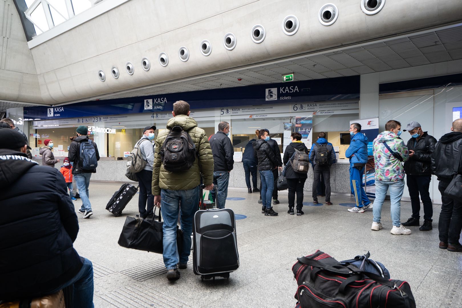 poczekalnia bilety dworzec pociąg pkp kolejka transport kolej rozkład jazdy