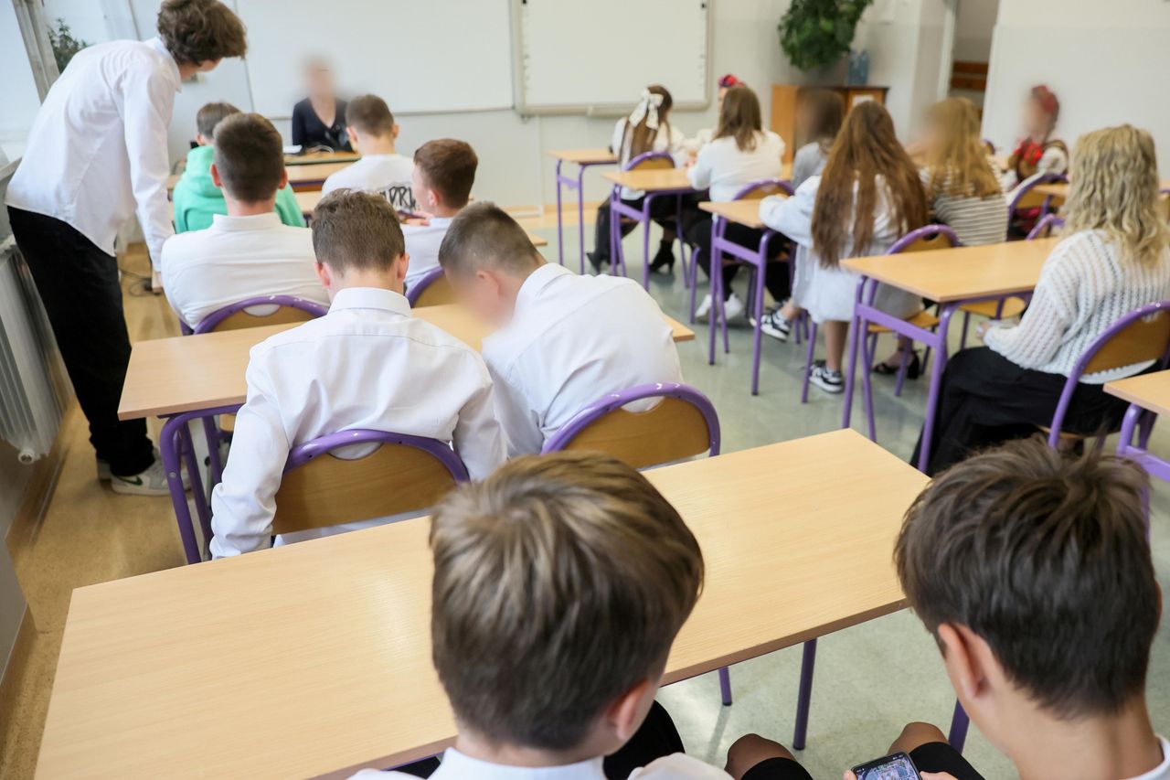 Od września w szkołach zakaz smartfonów i nowa podstawa programowa