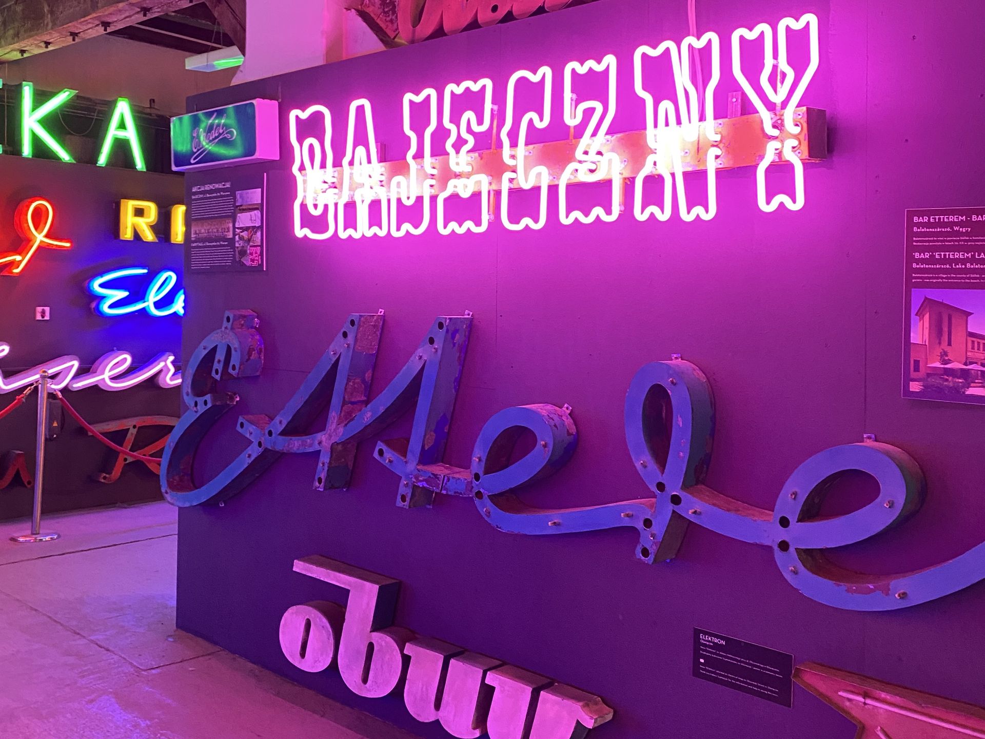 Neony w warszawskim Muzeum Neonów