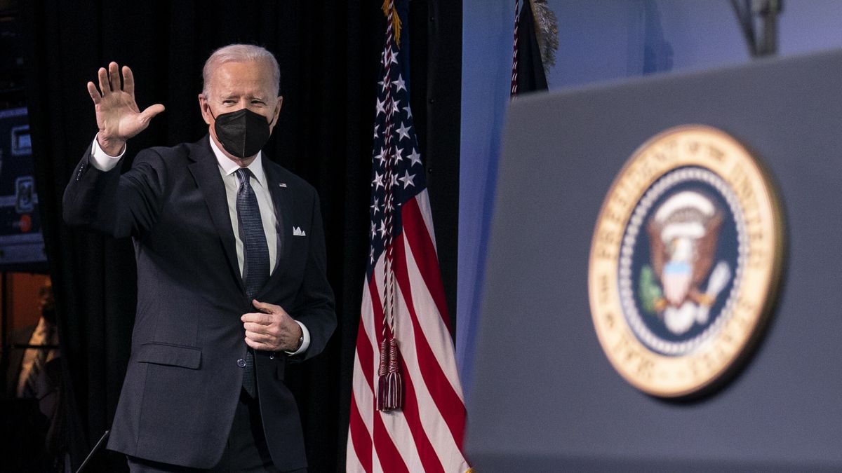 Na zdjęciu Joe Biden zbliżający się do mównicy na konferencji prasowej w Białym Domu