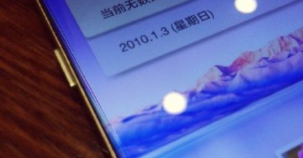 Oppo R7 z bardzo cienkimi ramkami pozuje do zdjęć