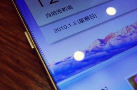 Oppo R7 z bardzo cienkimi ramkami pozuje do zdjęć 1