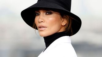 Jennifer Lopez w kreacji wartej 65 TYSIĘCY ZŁOTYCH posyła zagadkowe spojrzenia na premierze filmu. Czuć luksus?