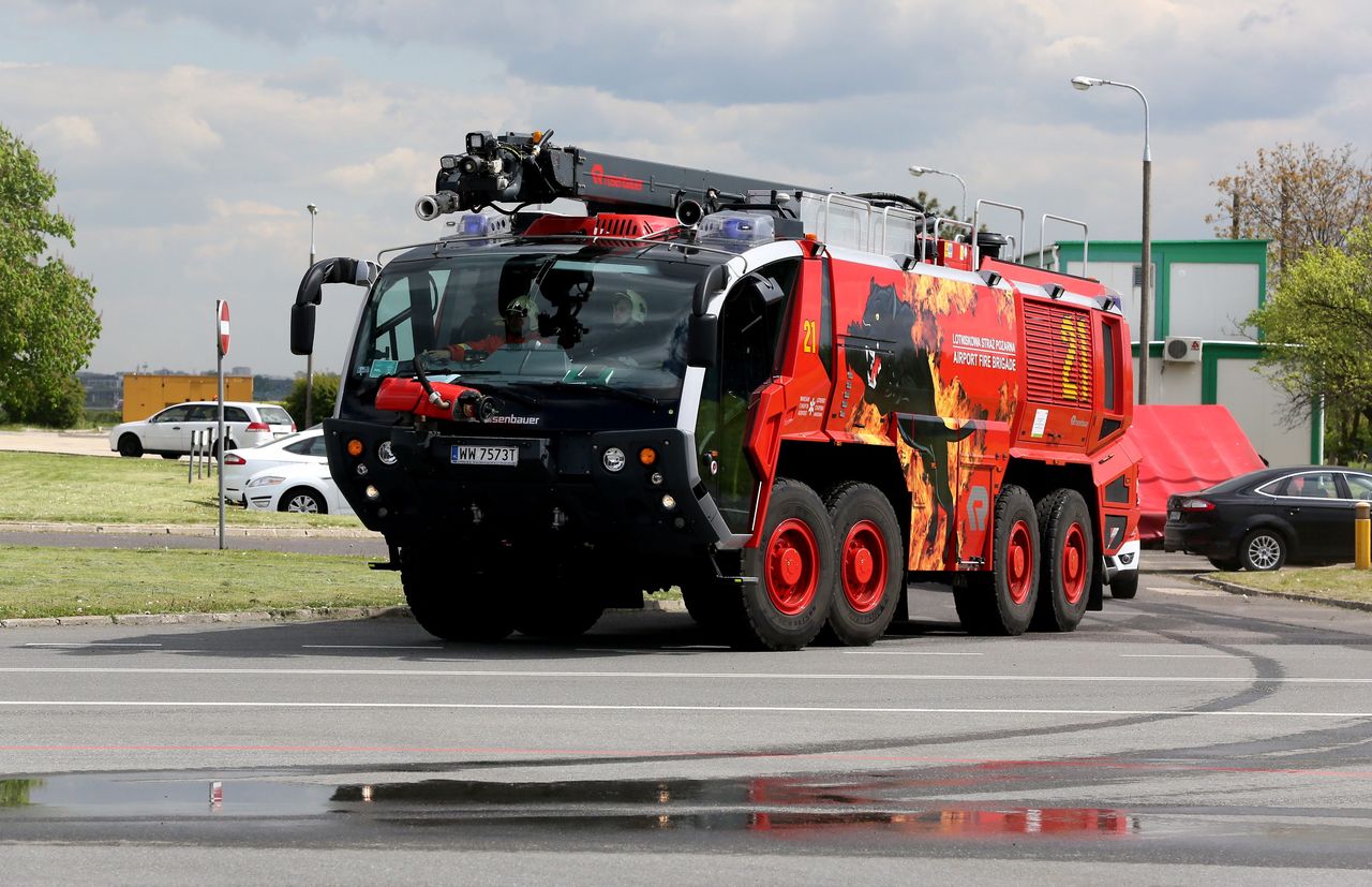 Awaryjne lądowanie na lotnisku Chopina. Na pokładzie ponad 100 osób