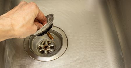 Wrzuć do zlewu i zalej wrzątkiem. Brzydki zapach ulotni się w mig