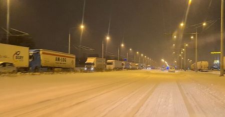 Paraliż komunikacyjny w Lublinie. Tiry utknęły na nieodśnieżonej ulicy